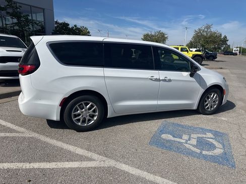 New 2026 Chrysler Pacifica Select image 32