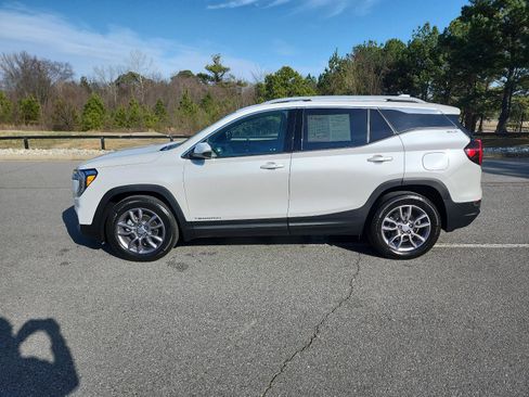 Certified 2023 GMC Terrain SLT image 2