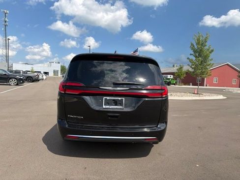 Used 2022 Chrysler Pacifica Touring-L FWD image 4