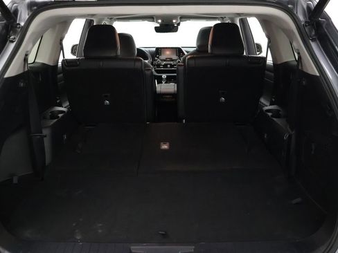 Used 2021 Toyota Highlander XLE FWD image 22
