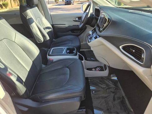 Used 2022 Chrysler Pacifica Touring-L FWD image 22