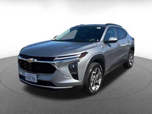 Used 2025 Chevrolet Trax LT w/ LT Convenience Package FWD image 7