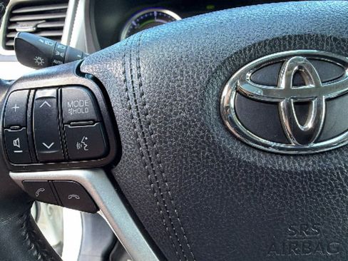 Used 2019 Toyota Highlander XLE AWD/4WD image 19