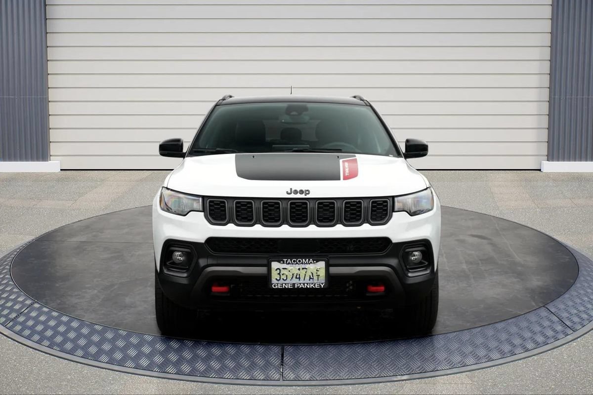 Used 2025 Jeep Compass Trailhawk AWD/4WD image 2
