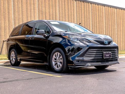 Used 2024 Toyota Sienna LE w/ LE Plus Package AWD/4WD image 2