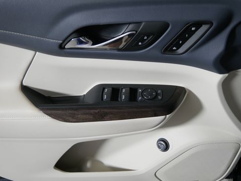 Used 2022 GMC Acadia Denali w/ Denali Ultimate Package FWD image 19