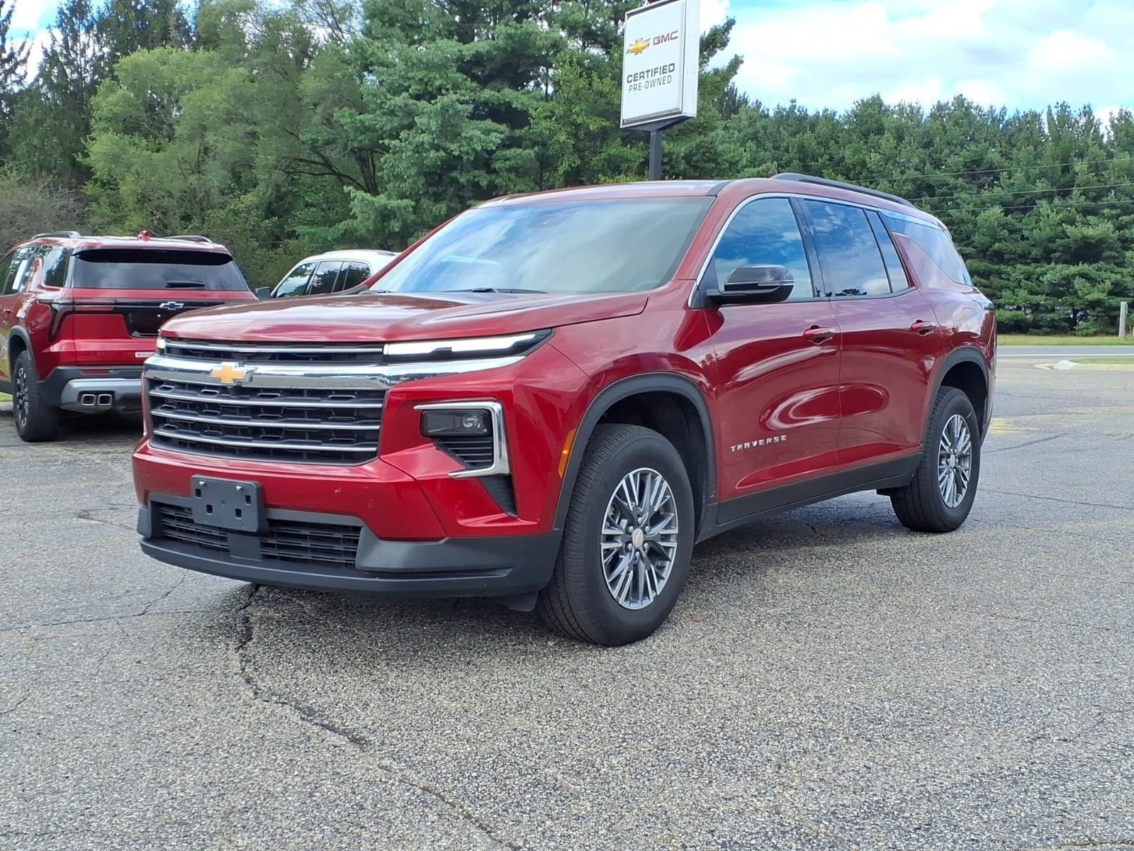 Used 2026 Chevrolet Traverse LT AWD/4WD image 3