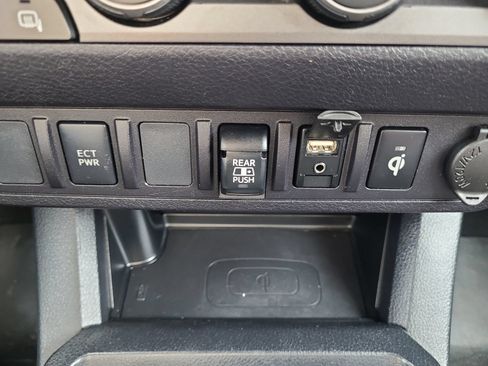Used 2019 Toyota Tacoma TRD Sport AWD/4WD image 23