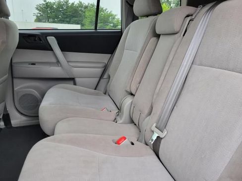 Used 2013 Toyota Highlander FWD w/ Cold Weather Pkg image 9