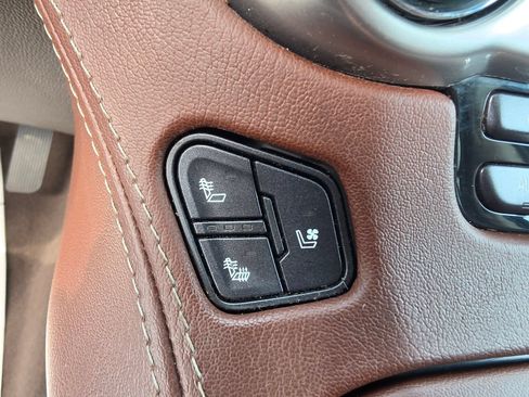 Used 2020 Chevrolet Suburban Premier AWD/4WD image 19