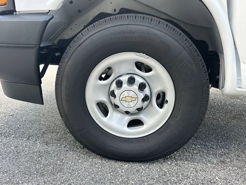 Used 2025 Chevrolet Express 2500 w/ Driver Convenience Package image 15