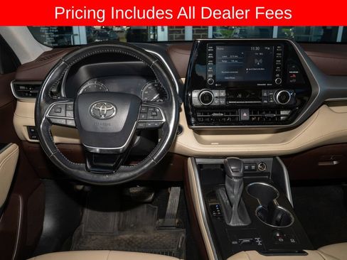 Used 2021 Toyota Highlander XLE FWD image 7