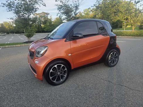 Used 2016 smart fortwo passion RWD image 4