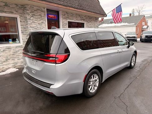 Used 2024 Chrysler Pacifica Touring-L FWD image 5
