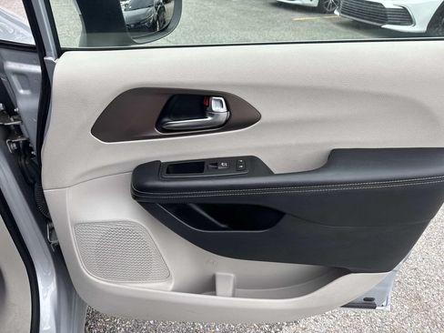 Used 2023 Chrysler Voyager LX FWD image 14