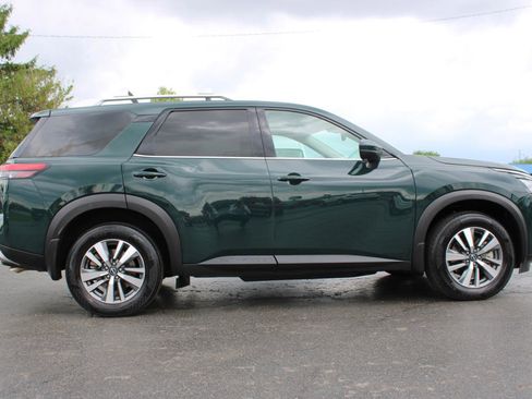Used 2025 Nissan Pathfinder SL AWD/4WD image 3