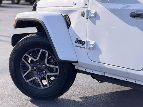 Used 2025 Jeep Wrangler Unlimited Sahara AWD/4WD image 8