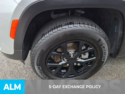 Used 2025 Jeep Grand Cherokee Altitude AWD/4WD image 3
