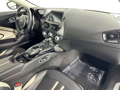 Used 2021 Aston Martin V8 Vantage Coupe image 28