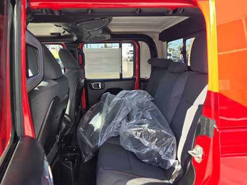 New 2025 Jeep Gladiator Rubicon w/ Technology Group image 18