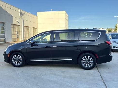 Used 2023 Chrysler Pacifica Limited FWD image 3