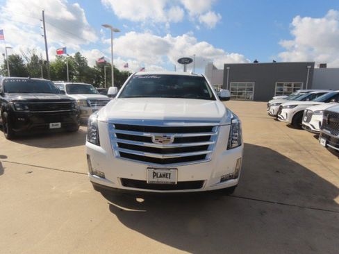 Used 2017 Cadillac Escalade Luxury AWD/4WD image 4