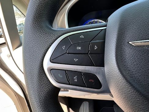 Used 2018 Chrysler Pacifica Touring Plus FWD image 38
