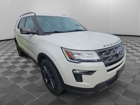 Used 2018 Ford Explorer XLT w/ Equipment Group 202A AWD/4WD image 3