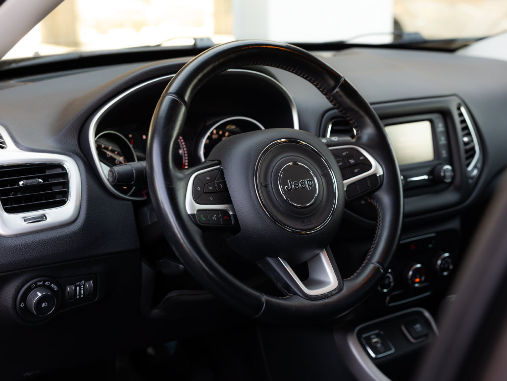 Used 2018 Jeep Compass Latitude FWD image 13