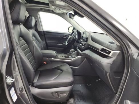 Used 2022 Toyota Highlander XLE AWD/4WD image 17