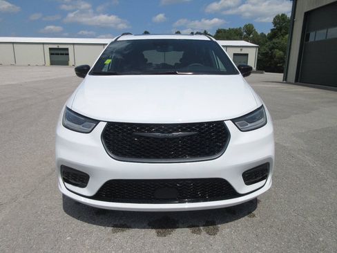 Used 2025 Chrysler Pacifica Limited FWD image 18