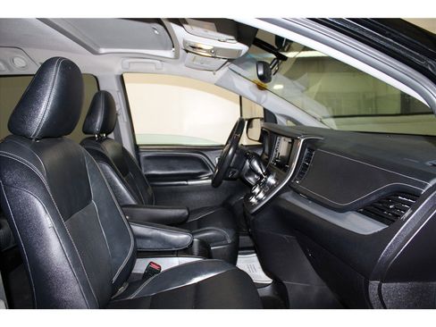 Used 2017 Toyota Sienna SE image 24