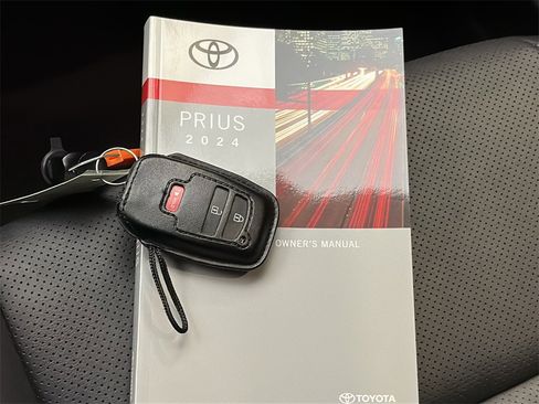 Used 2024 Toyota Prius XLE image 25