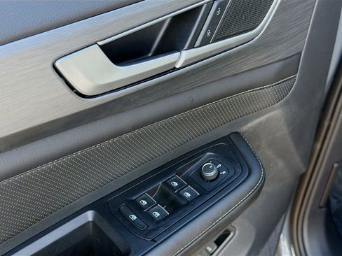 Used 2025 Volkswagen Atlas Cross Sport SE image 22