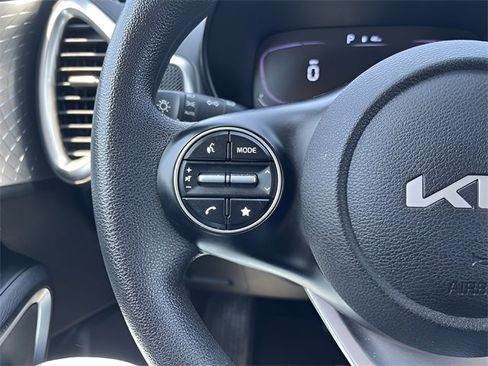 Used 2023 Kia Soul LX w/ LX Technology Package image 18