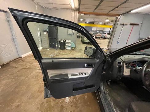 Used 2010 Mercury Mariner 4WD image 22