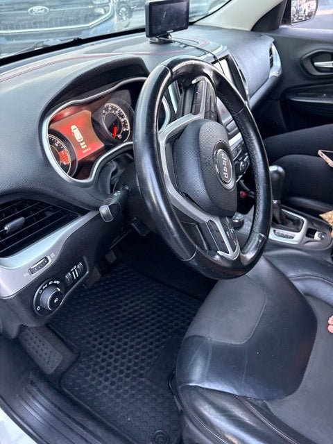 Used 2015 Jeep Cherokee Trailhawk AWD/4WD image 19