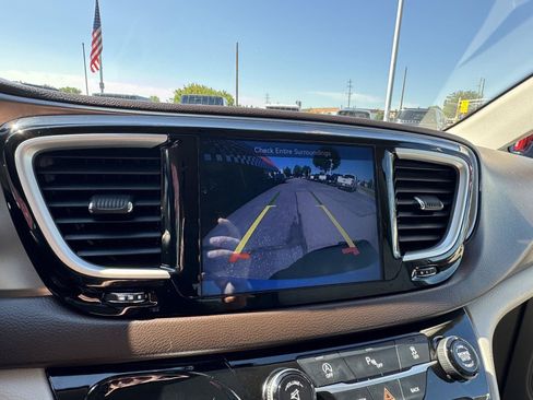 Used 2017 Chrysler Pacifica Touring-L FWD image 22
