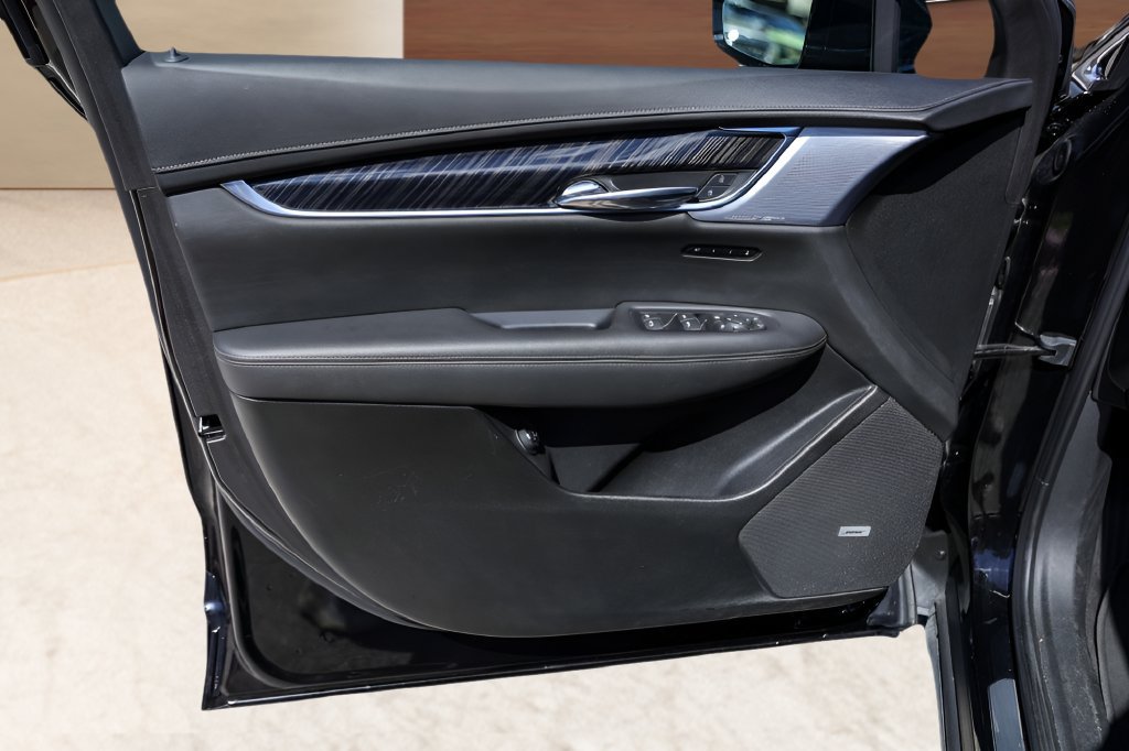 Used 2025 Cadillac XT6 Premium Luxury FWD image 25