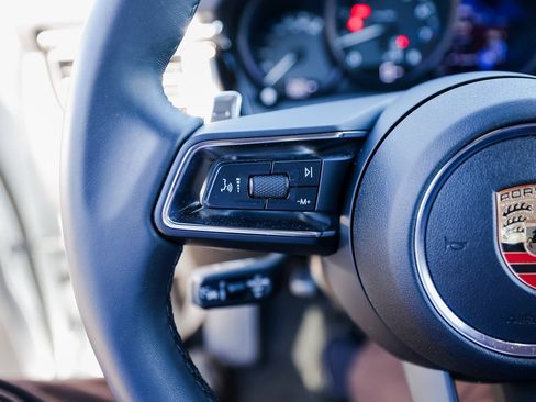 Certified 2025 Porsche Macan image 17