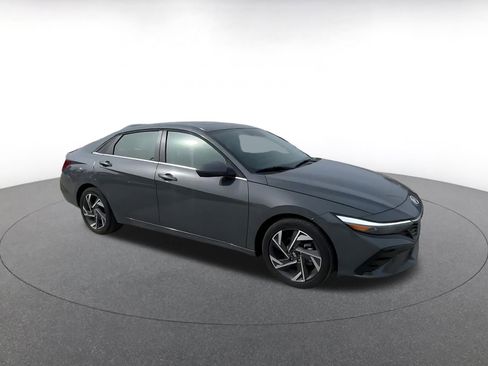 Used 2025 Hyundai Elantra SEL image 2