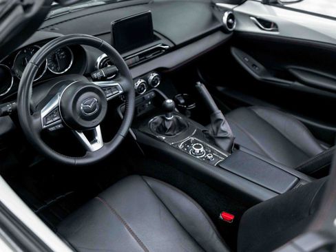 Used 2019 MAZDA MX-5 Miata Grand Touring w/ GT-S Package RWD image 2