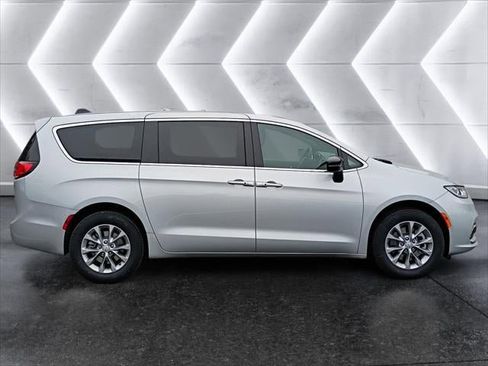 New 2026 Chrysler Pacifica Select image 23