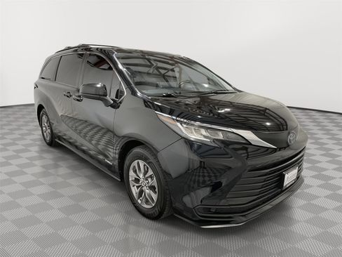 Used 2021 Toyota Sienna LE w/ LE Plus Package image 5
