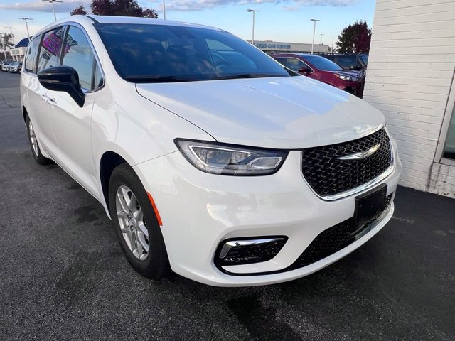 Used 2026 Chrysler Pacifica Select FWD image 5
