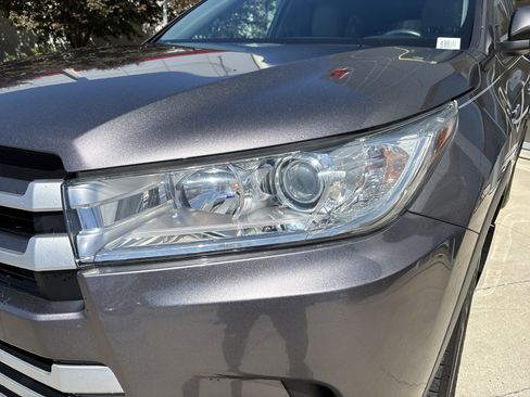 Used 2019 Toyota Highlander XLE AWD/4WD image 11