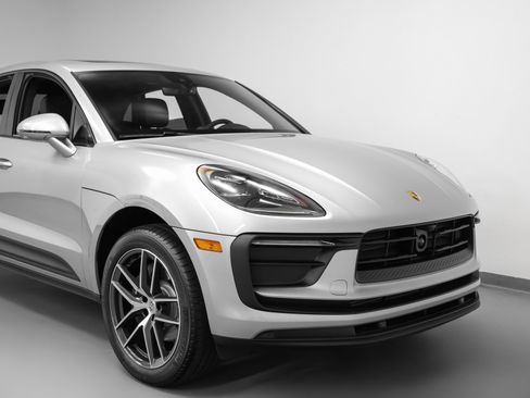 Certified 2025 Porsche Macan image 9