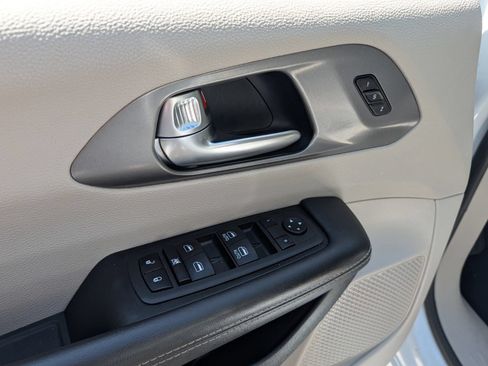 Used 2023 Chrysler Pacifica Touring-L FWD image 24