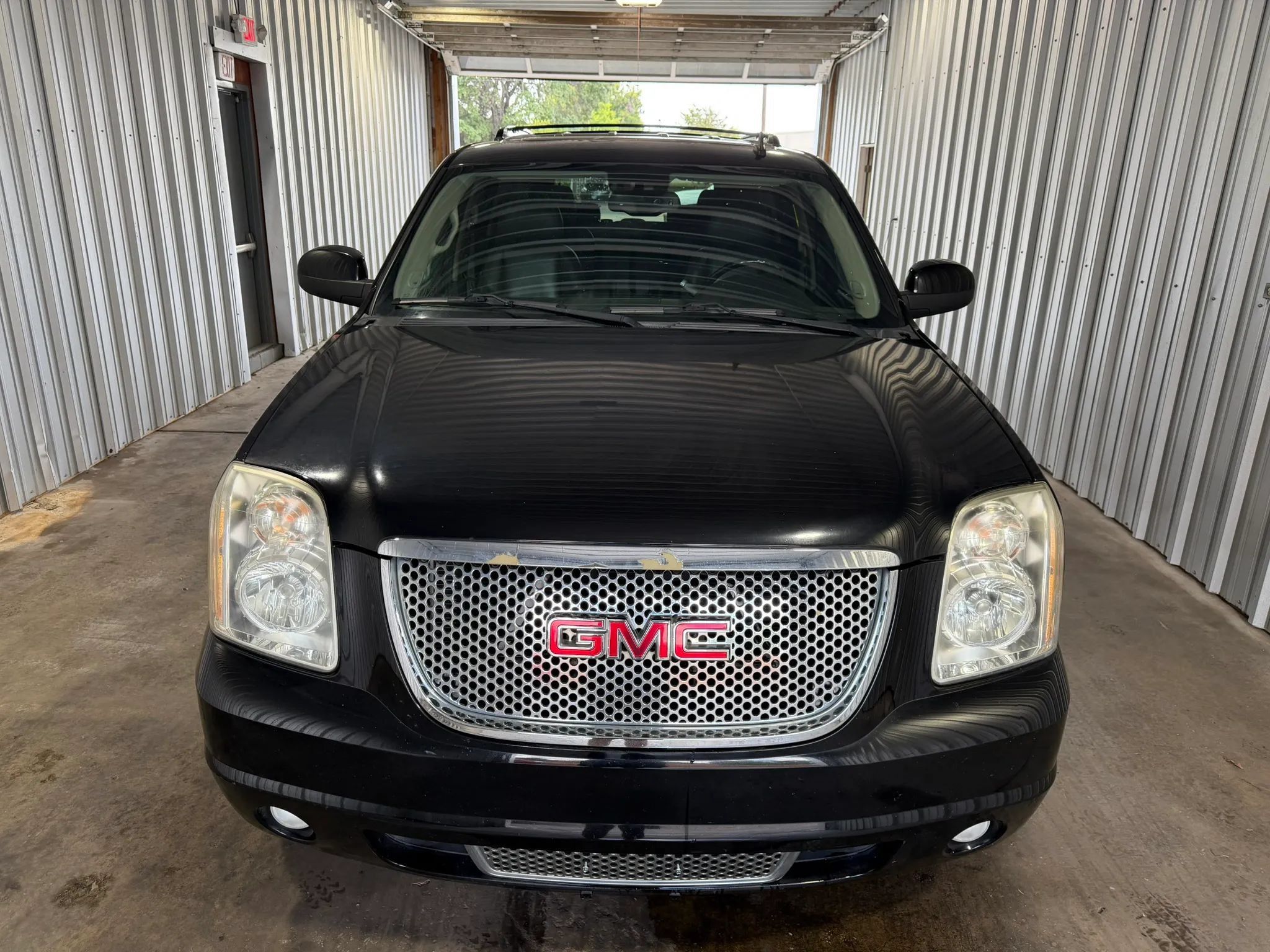 Used 2011 GMC Yukon Denali RWD image 3