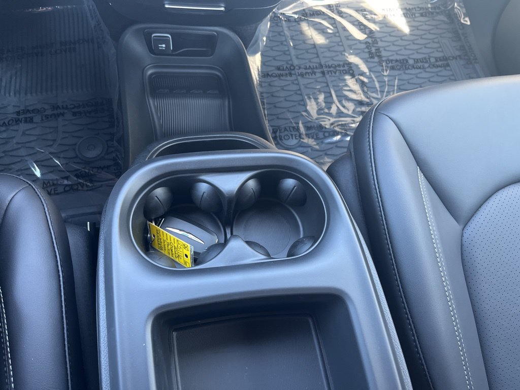 New 2025 Chrysler Pacifica Select AWD/4WD image 16